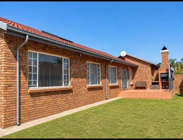 4 BEDROOM HOUSE FOR SALE IN THATCHFIELD